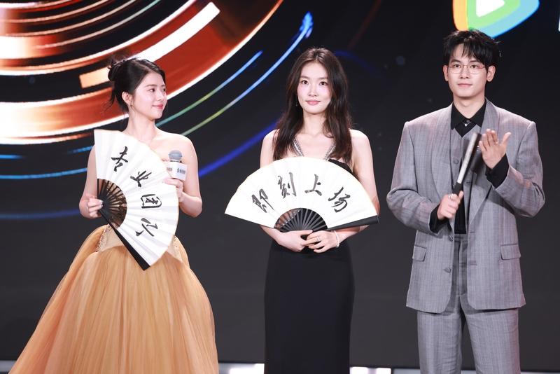 央视新剧《即刻上场》开播即爆！首播收视第一，豆瓣8.1、腾讯9.5高分，无狗血恋