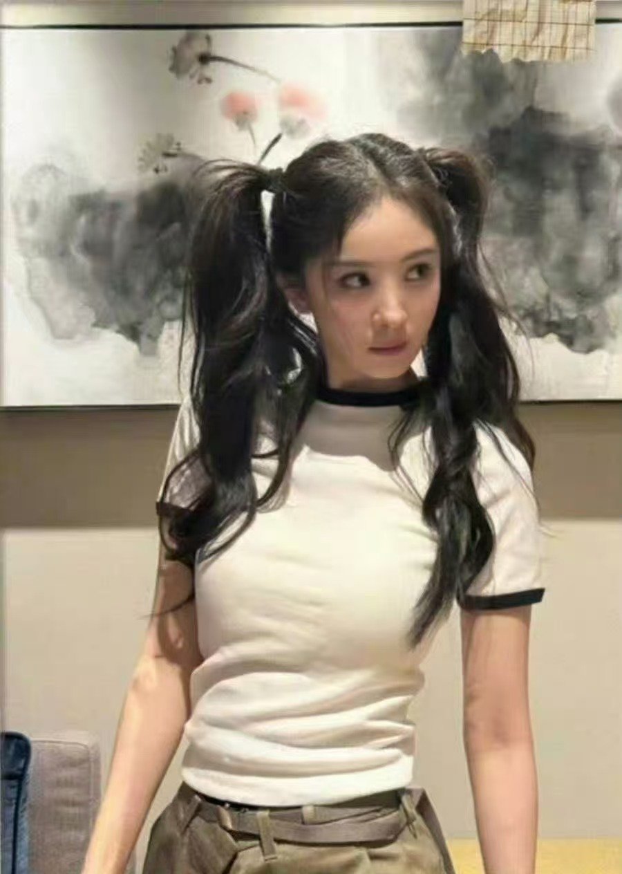 杨幂元气双马尾look杨幂少女感双马尾 ​ 双马尾美幂！ ​​​