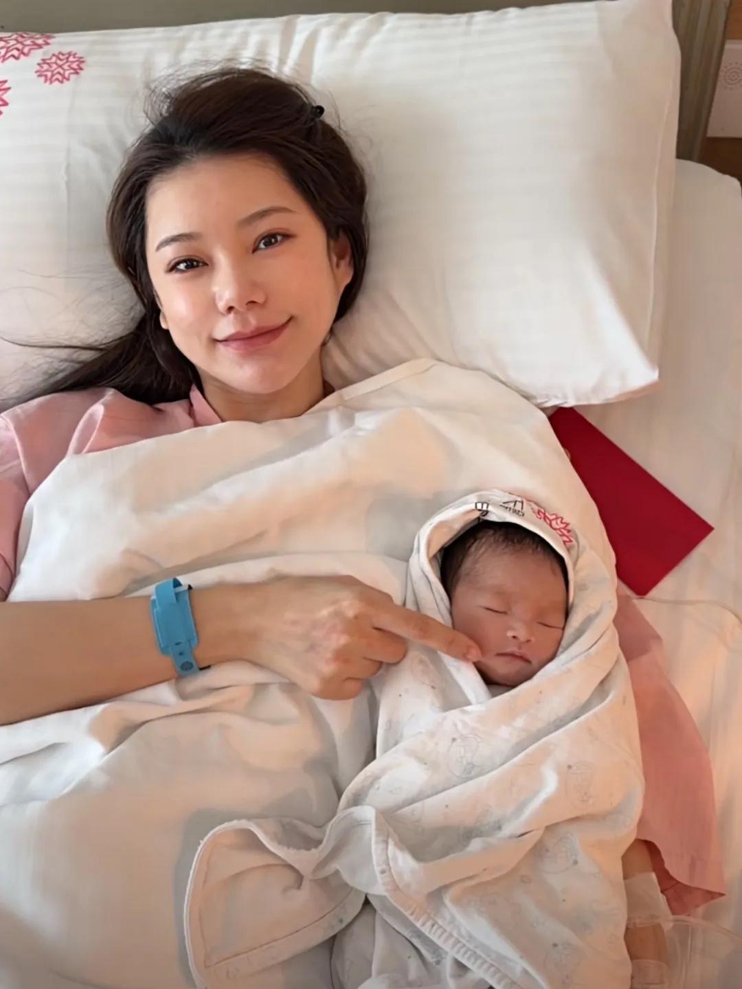 马筱梅生孩子了，
全家人都开心的不得了，
尤其是孩子爷爷奶奶迫不及待的官宣，唯独