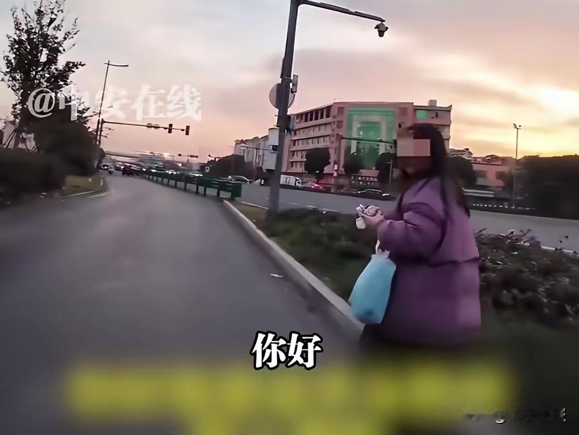 近日，一女子称她从杭州徒步上海，路上一分钱不花体验生活。

根据视频显示，女子先