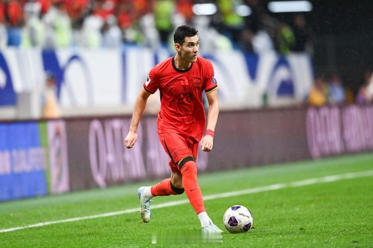 球迷问：拜合拉木能和你一样吗？董方卓直言：他技术差得太远昨晚国足主场2-1印尼，