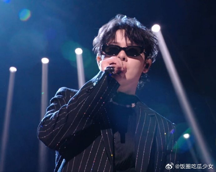 尤长靖嗓音细腻通透，高低音轻松拿捏，强弱转换丝滑流畅，纯净音色直击人心，舞台表现