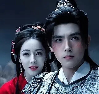 陈飞宇这个腮红是认真的吗？和迪丽热巴两个人的妆造都堪忧啊 