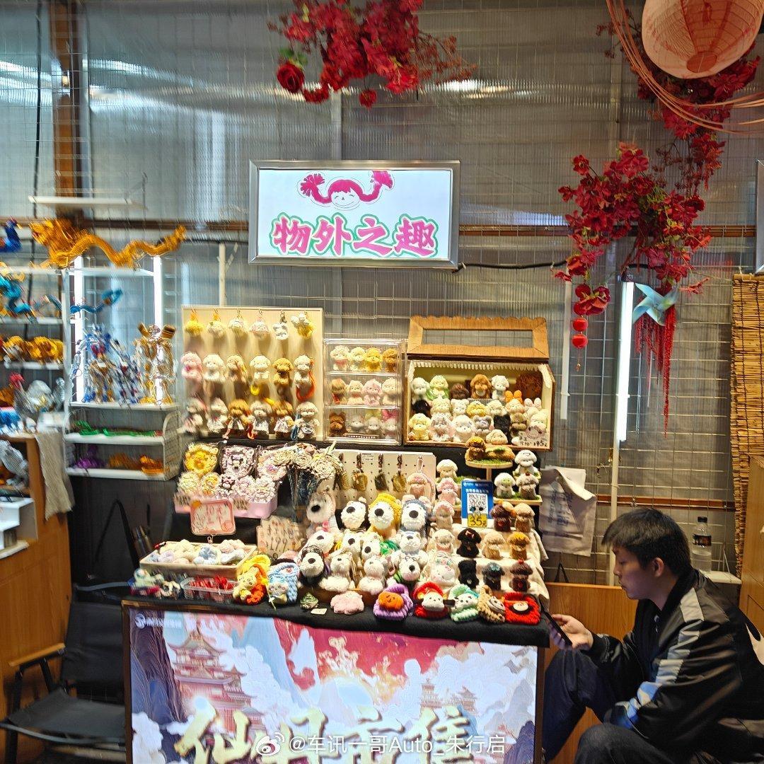 南昌晚上还是挺热闹的各种小姑娘在cos角色可惜有很多人都没拍到[坏笑][坏笑]不