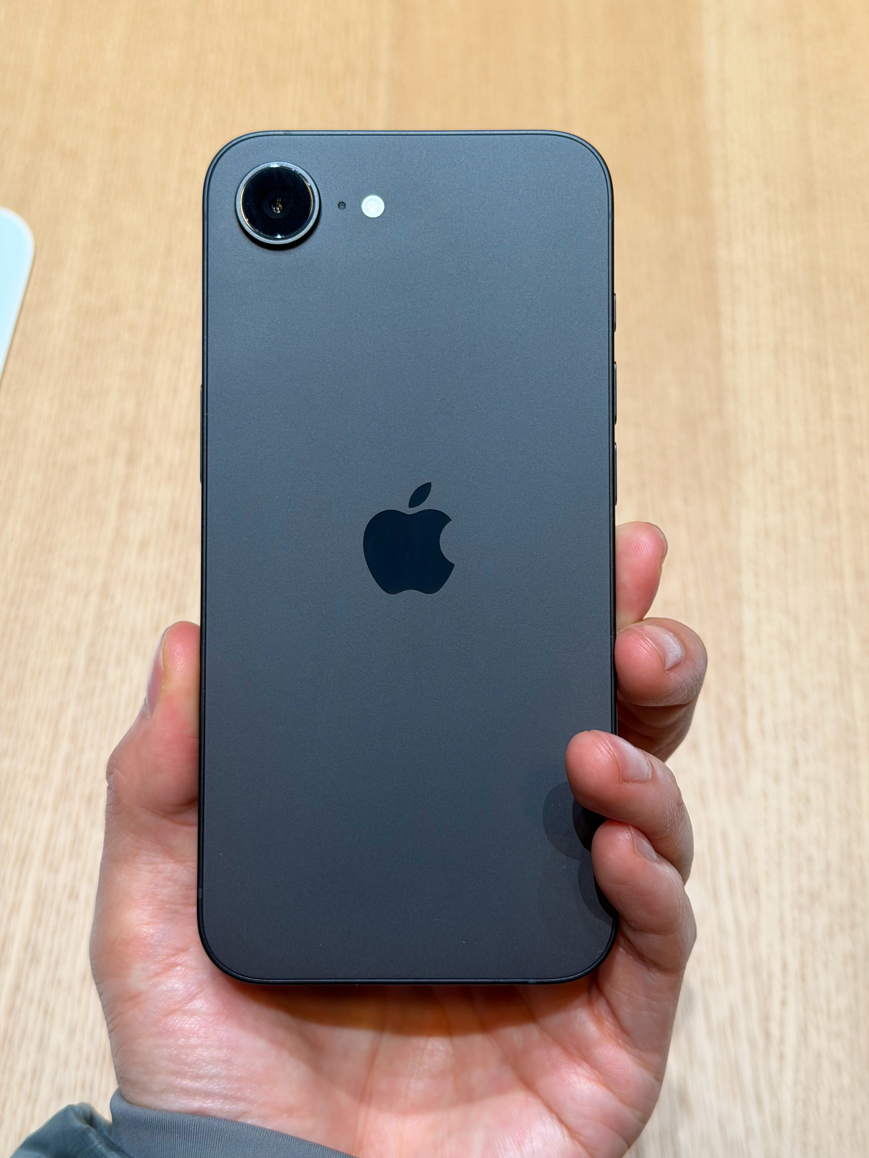 iPhone 17e 三款颜色真机实拍，大家最喜欢哪款？iPhone 17e 真