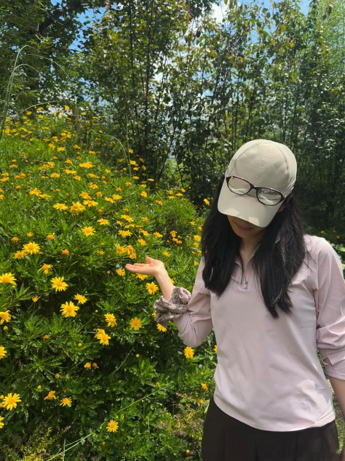 张婧仪采了一篮蘑菇张婧仪素颜徒步plog 素颜+背篓，张婧仪这波田园风拿捏得死死