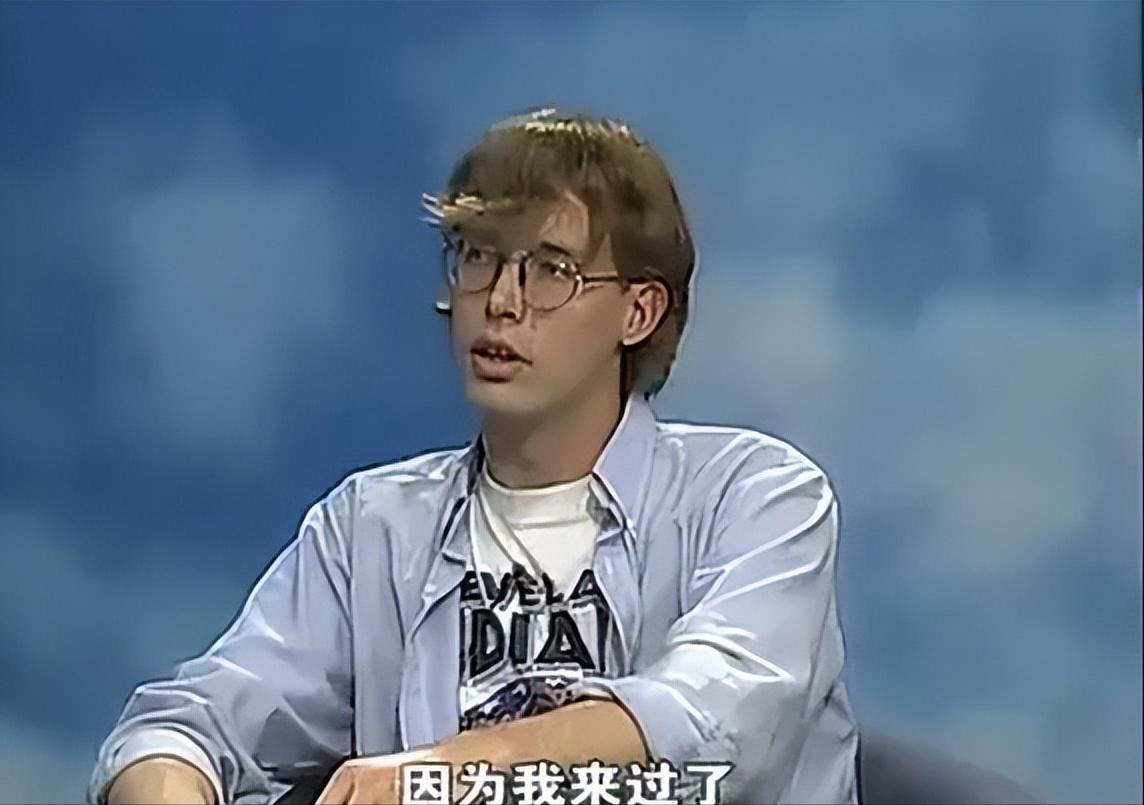 1994年，美国青年大卫来到广东珠海当教师，听说每月工资3000元，和校长大吵一