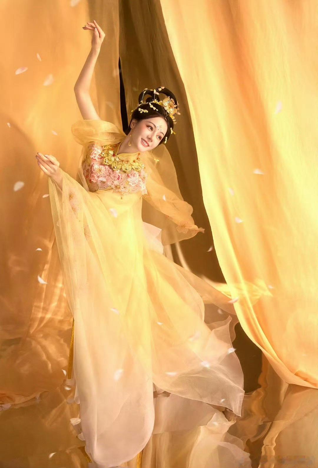 被迪丽热巴天女散花惊艳了迪丽热巴中式意境拉满 水袖轻扬如流云漫卷，绸带翻飞似月华