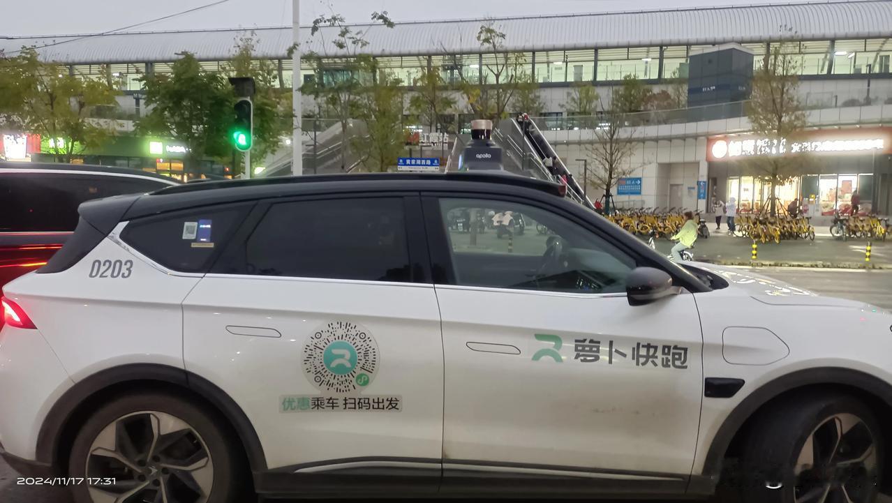 萝卜快跑，遇到红灯行人就停，比有人驾驶守规矩。