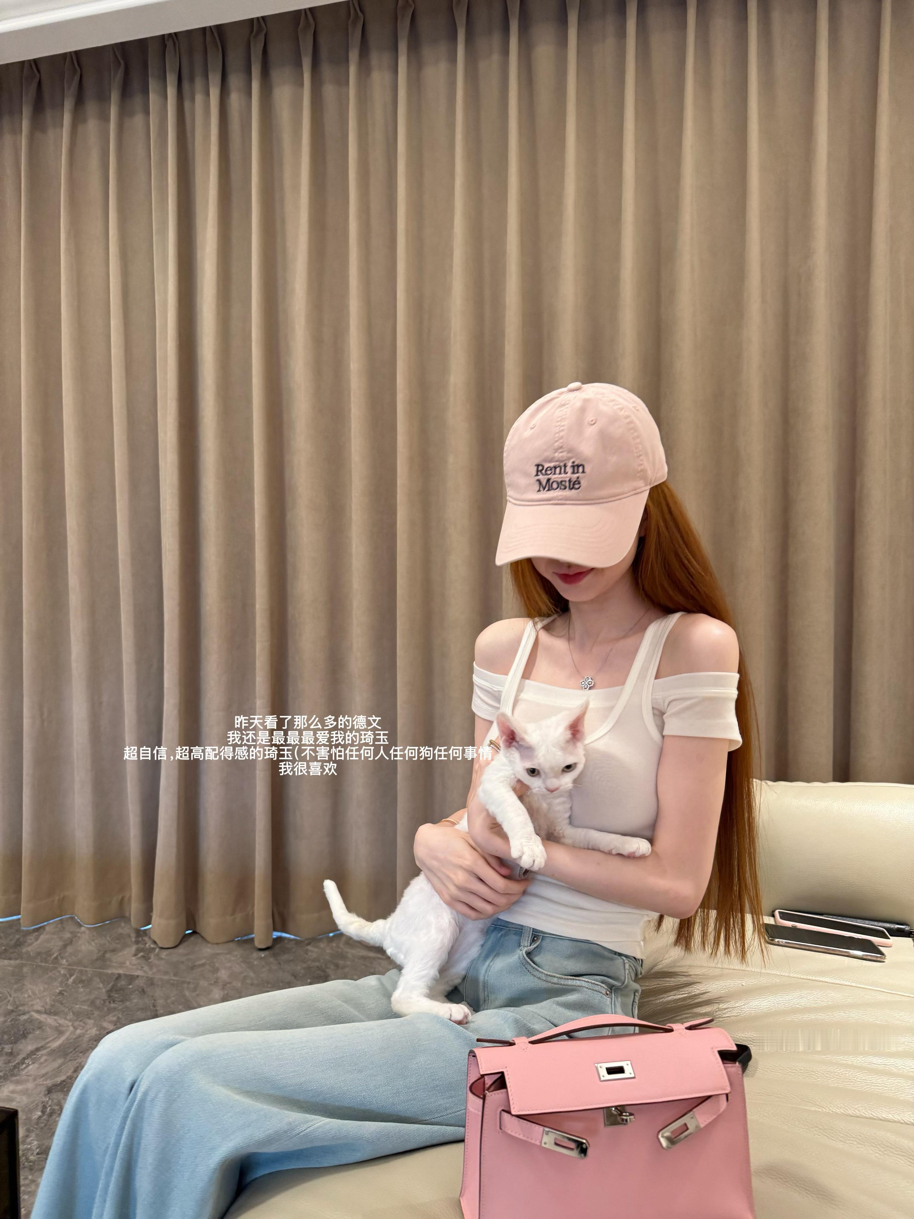 小小日记今天随机找了一家理发店洗了个头发。把我洗生气了。出门风一吹，我的头发像个