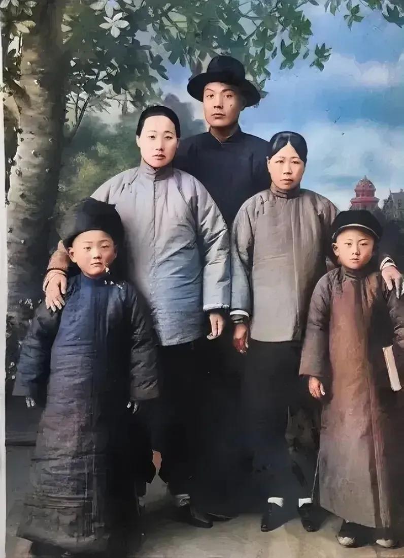 1946年，一个地主家的阔少爷，带着他的正室和侍妾，来到了当地的照相馆，留下了一