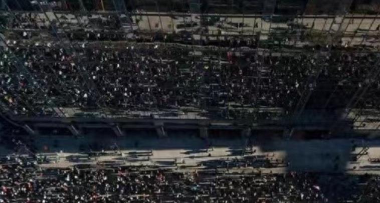 我同事的弟弟在美国当公务员，
他昨天打电话跟他哥说，
美国现在全乱套了，超2亿人