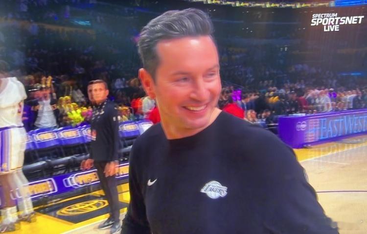 哥哥你真诚得让人心疼  中场休息那会，现场记者：“今晚你最想看到哪些事情，这样就