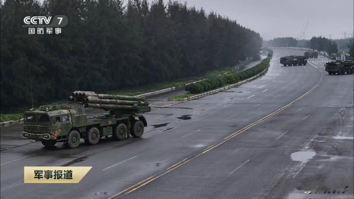央视报道的画面，解放军远程火箭炮在公路上直接发射。解放军远程火箭炮的炮管竖起来就