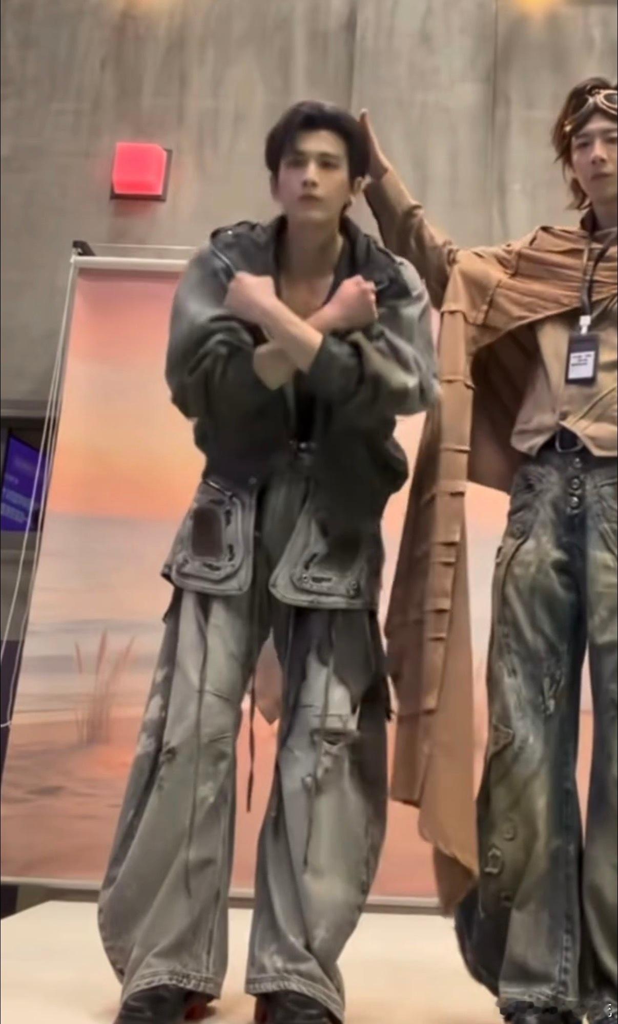张凌赫你这是要偷什么 张凌赫你到底想要偷走舞台的哪一份热闹，不拘章法的舞蹈动作带