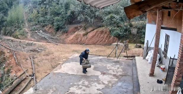 我们村的李大爷，今年86岁了，有四个儿子两个女儿，子女们商量着轮流供养老人，每家