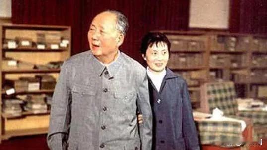 毛主席弥留之际，用手敲了几下床头木板，伸出三个手指头，究竟何意？

时间进入19