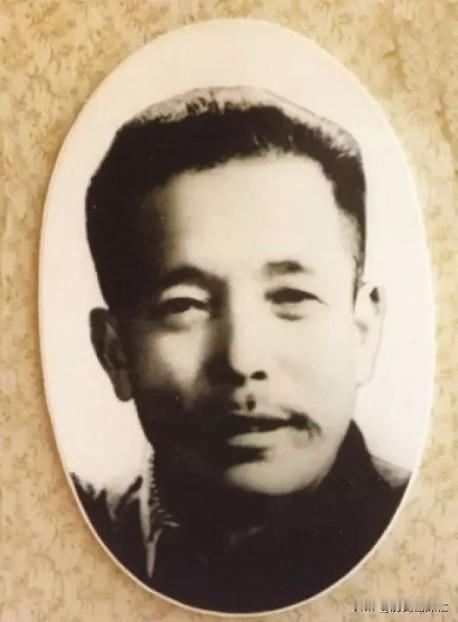 1955年，一个走江湖的男子故意让毒蛇咬自己的舌头，等蛇释放完毒素后，他一口咬下