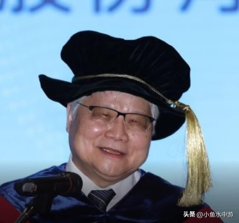 亚洲大学今天举行25周年校庆，颁发名誉博士学位给台积电董事长魏哲家。
魏哲家在半