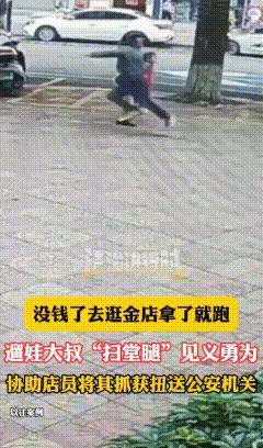 金店内，一名戴口罩的男子要求服务员拿出克数较大的金项链供其挑选。服务员依言取出金