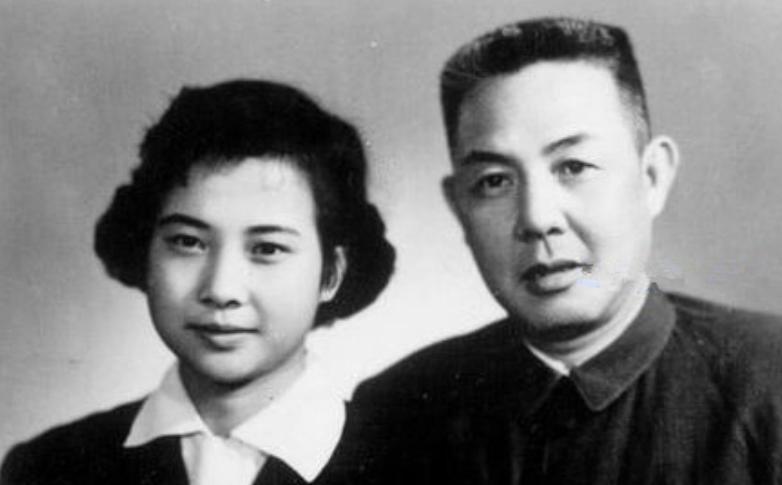 开国元帅贺龙，在1960年主持了一场别开生面的婚礼，新郎是开国上将苏振华，新娘则