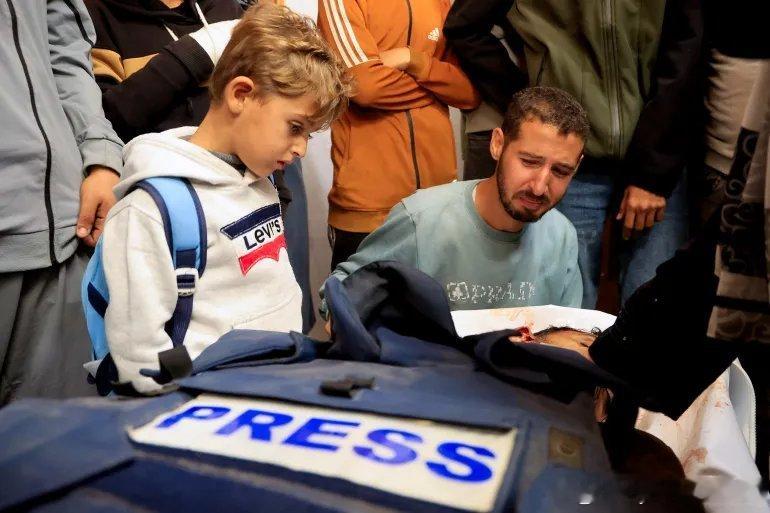 报道：以色列在加沙杀害700多名巴勒斯坦记者亲属 巴勒斯坦记者联盟表示，以色列正