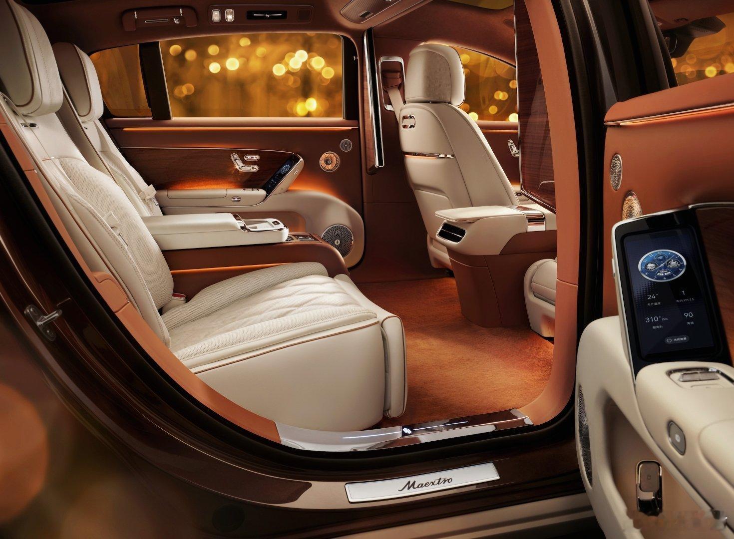 2026北京车展，老余现场直接放猛料，200万级全新旗舰轿车亮相，私下给马东看的