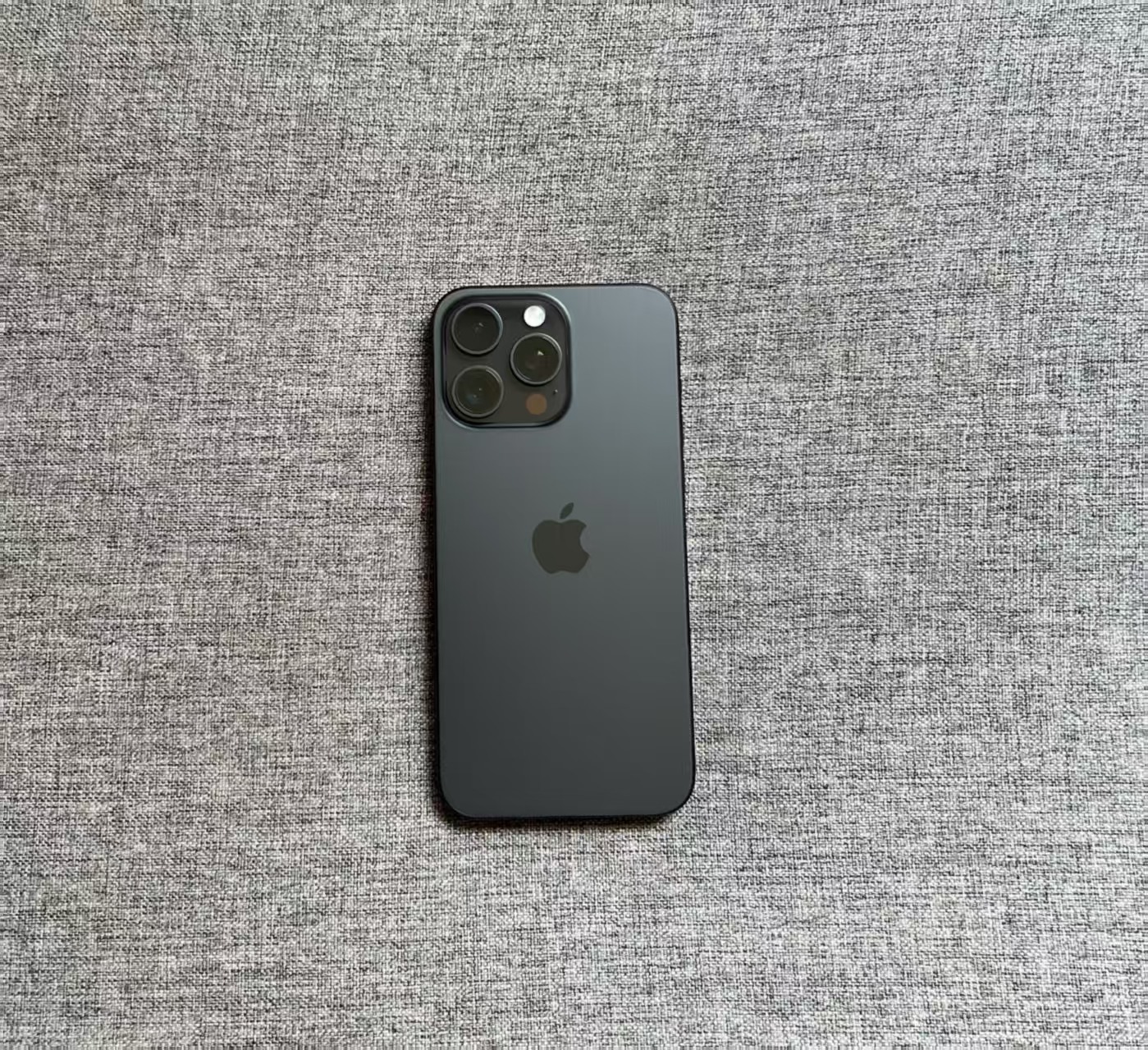 国行iPhone15 Pro Max 256G 黑色，屏幕完美，外壳轻微掉漆，单