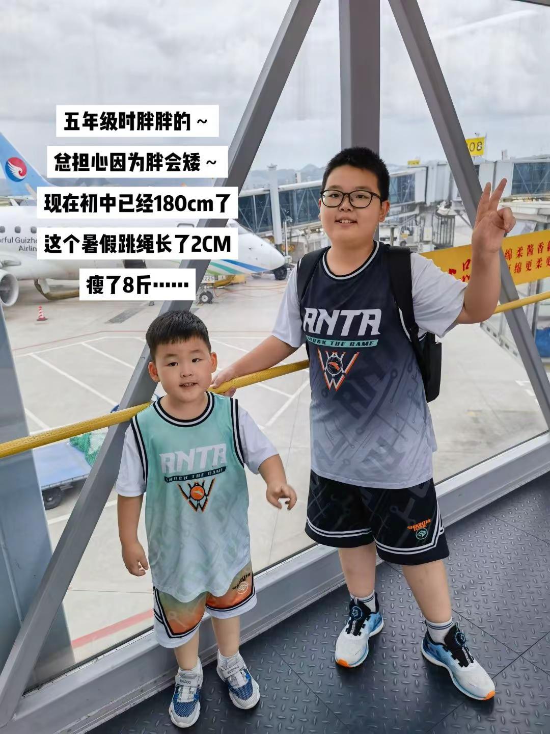 晚上7点半以后跳绳真长身高啊！ 这个暑假，老大老二晚上7点半以后就去广场上跳绳，