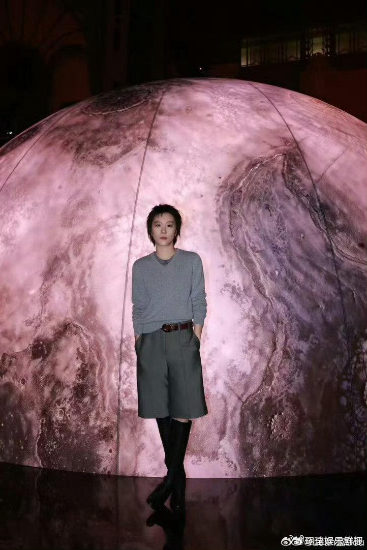 窦靖童 同一片天空下窦靖童用不张扬的演唱方式，把歌曲里的温情缓缓释放，不刻意煽情