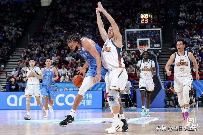 自从加盟北京男篮以来，大外援麦基在前四场比赛中场均得到15.5分8.3篮板，命中