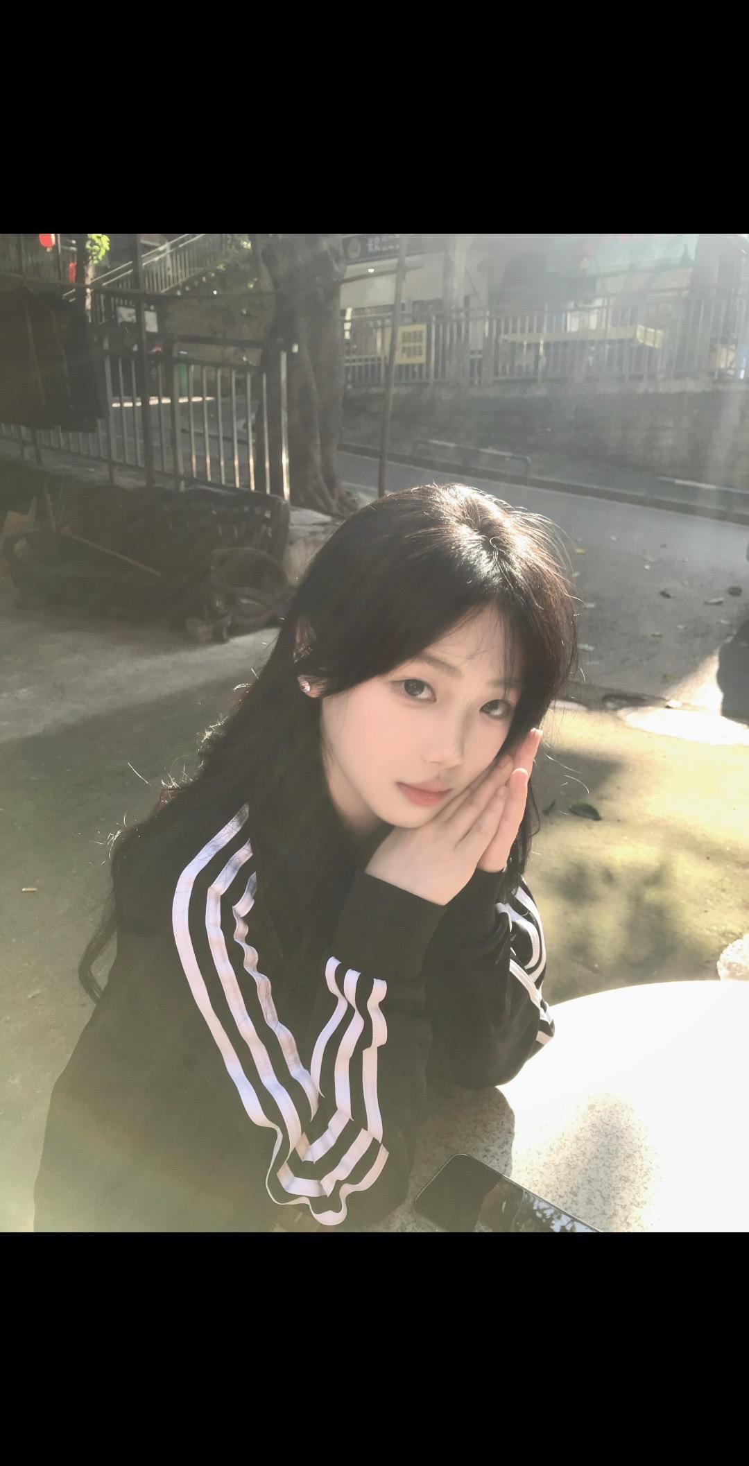 她像换了个人出现 好久不见