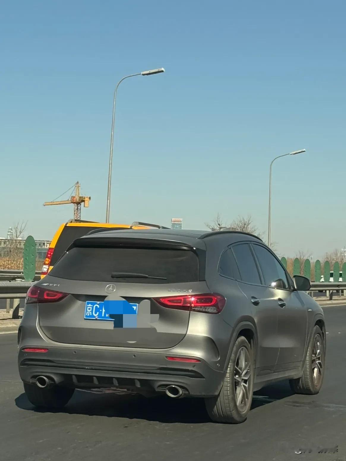 路上看见一辆奔驰车！型号没见过，车尾写着AMG 真是笑死了，你以为你是奔驰大G6