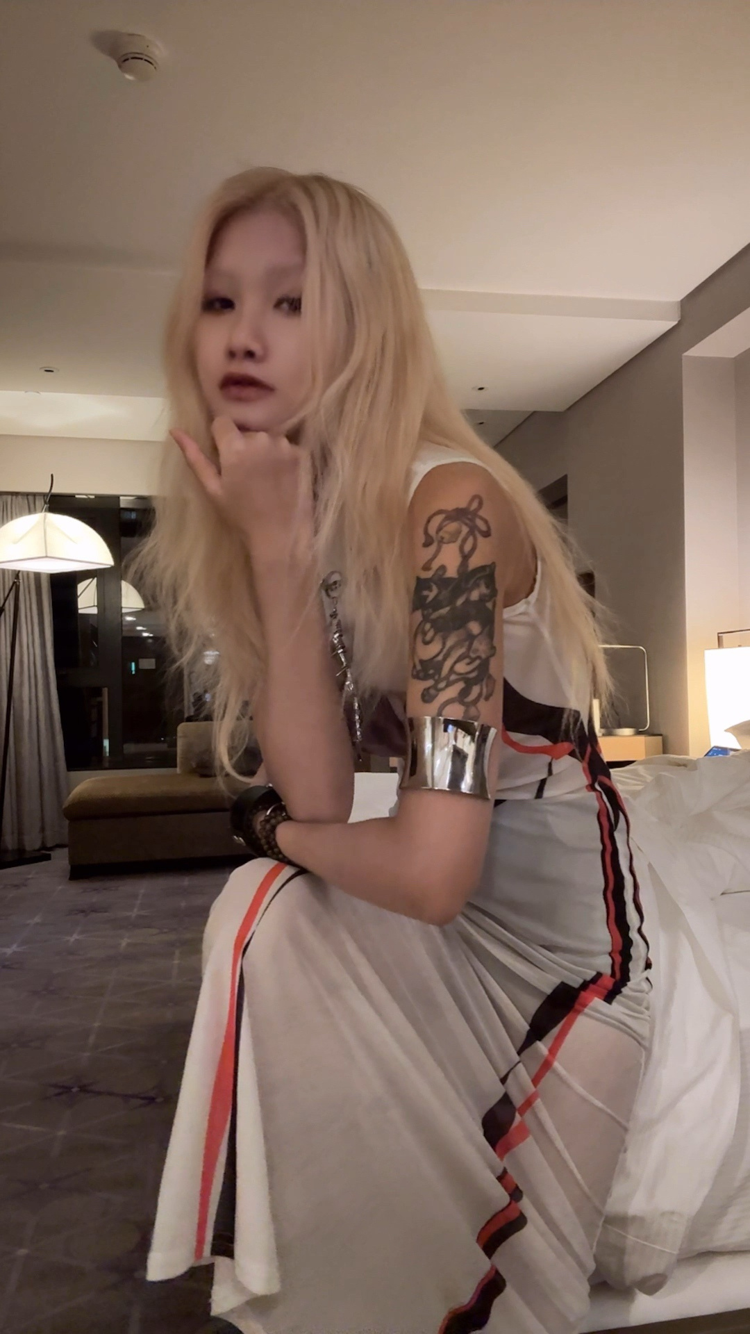 鼻孔看人装逼女士 