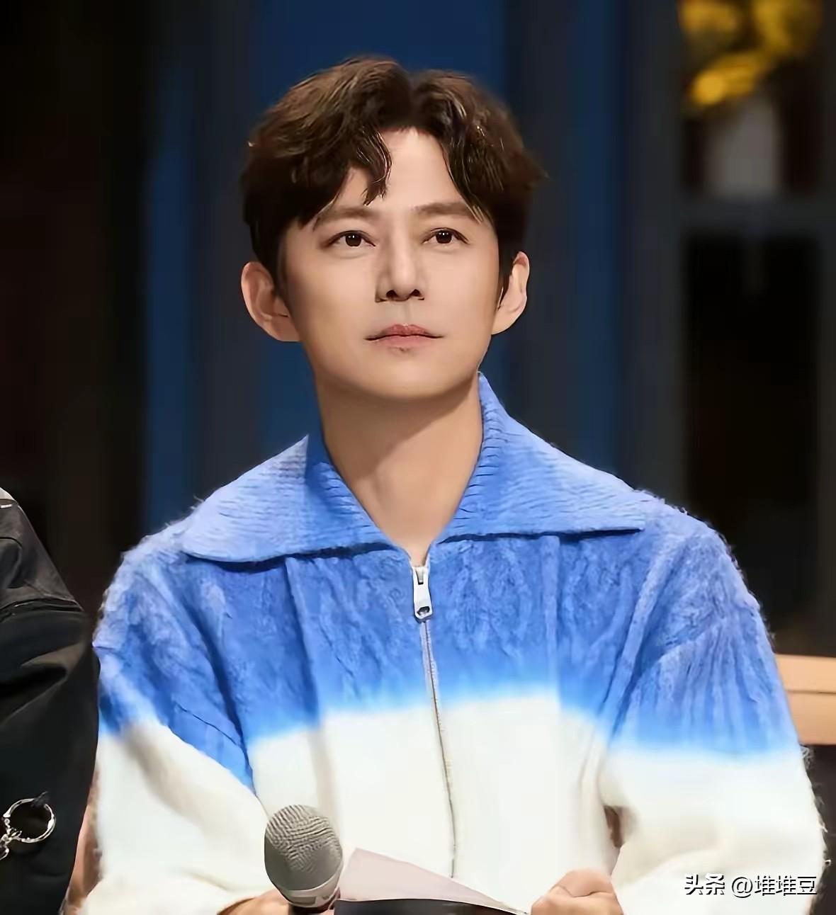 这一次，何炅真的不得不老了！

3月3日晚山西户外直播现场，因暴雪过后舞台湿滑，