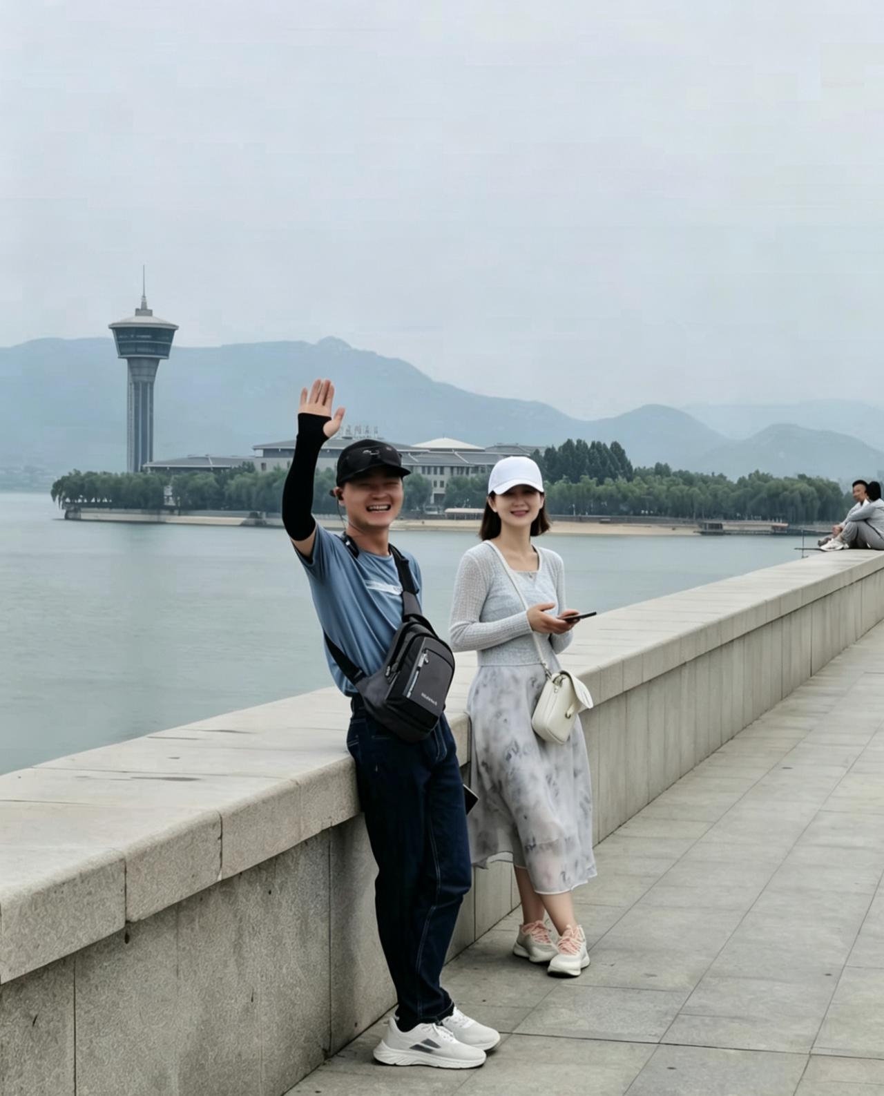 我是76年的，我老公是88年的，我们整整差了十二岁。很多人质疑我们的感情，甚至断