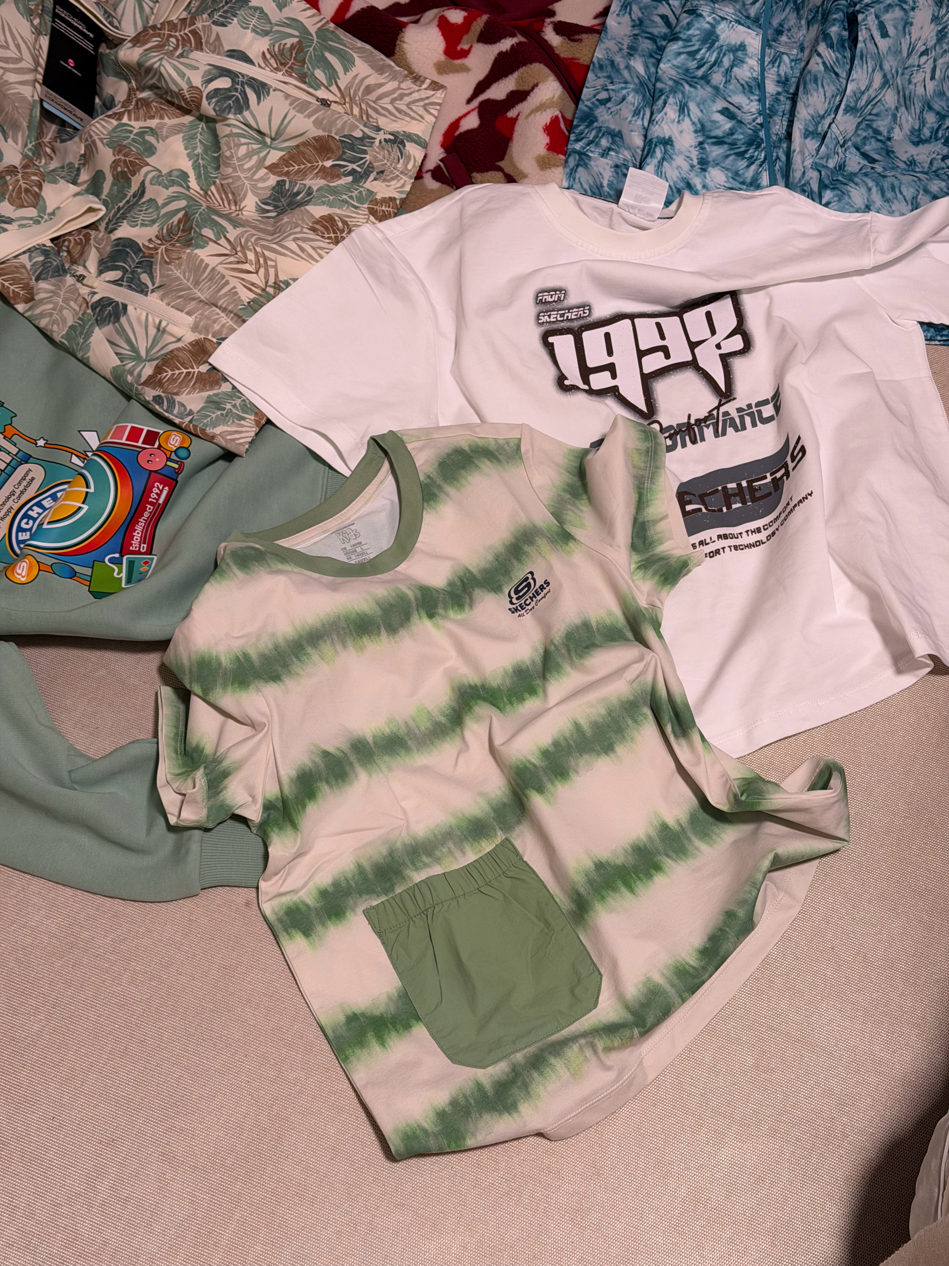 到家收货。一堆斯凯奇儿童服装，前几天买的，正好都到了。 