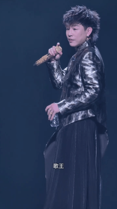胡彦斌回应演唱会被万人齐喊歌王上海演唱会全场高喊歌王，胡彦斌温柔回应，凡事要悄悄