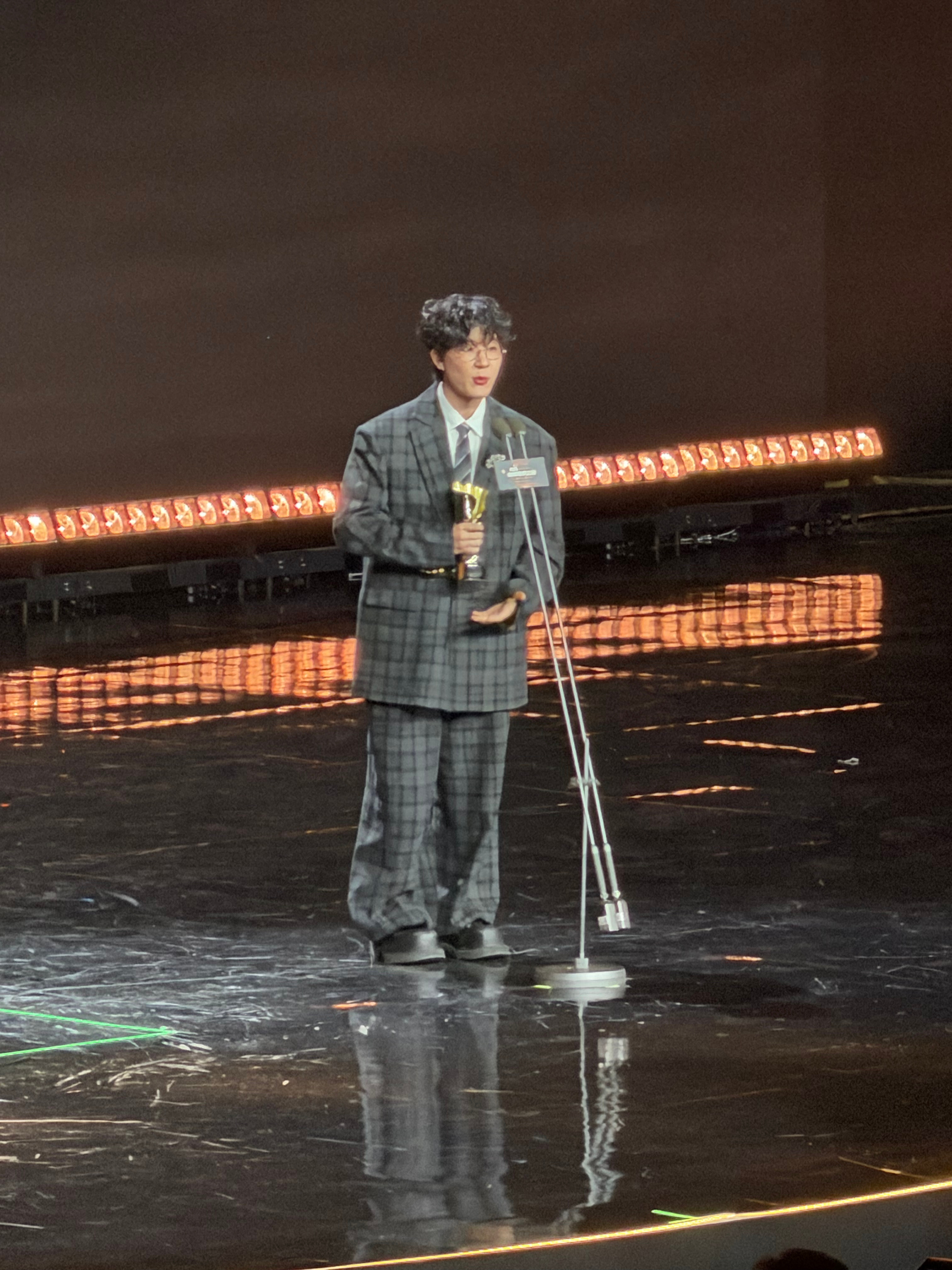 早安的衣服是不是有点大哈哈哈哈不过这样看起来好可爱