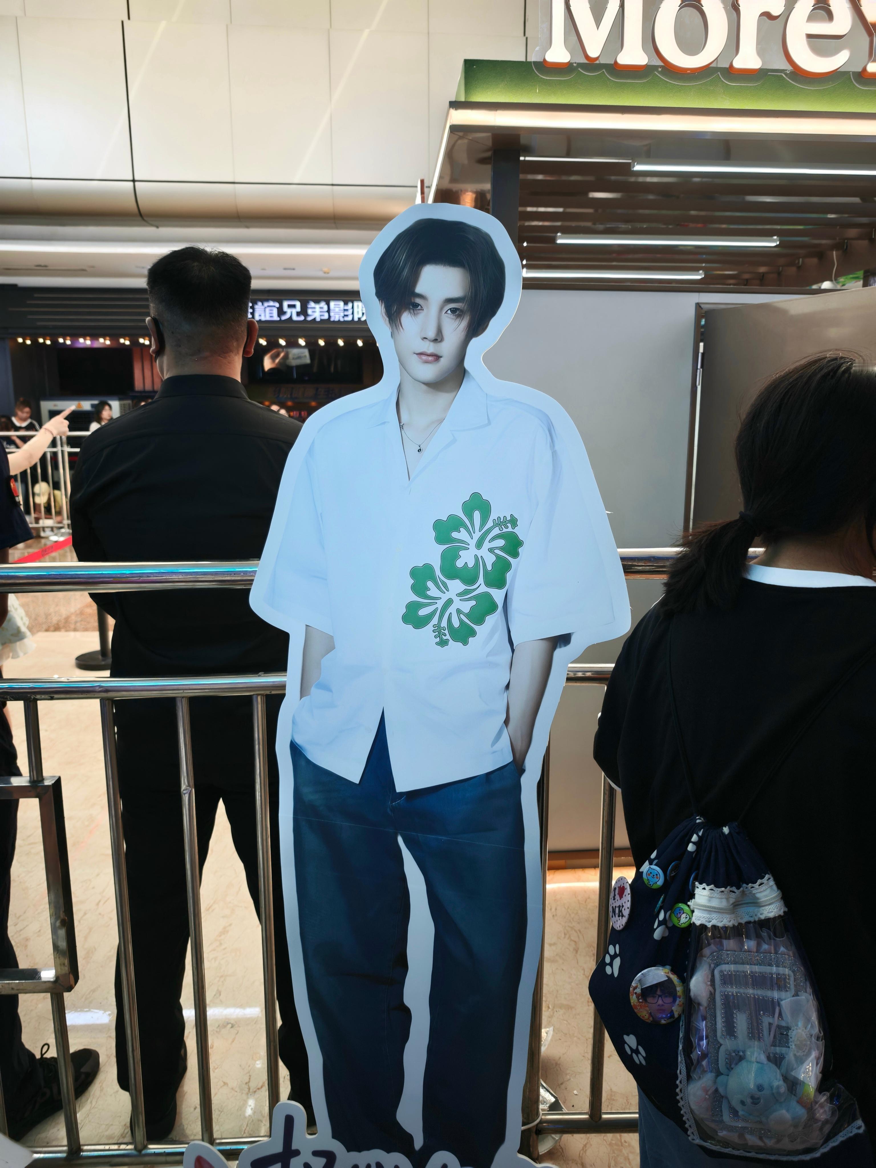 一开始不知道是哪个明星，一堆女大学生粉丝。问了问，李权哲。  ​​​