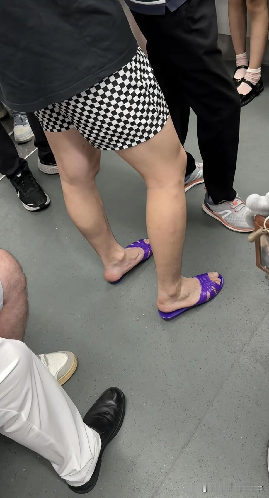 广东人的松弛感！靓仔的穿搭!
 
在人挤人的地铁里撞见广东靓仔这穿搭——黑T配棋