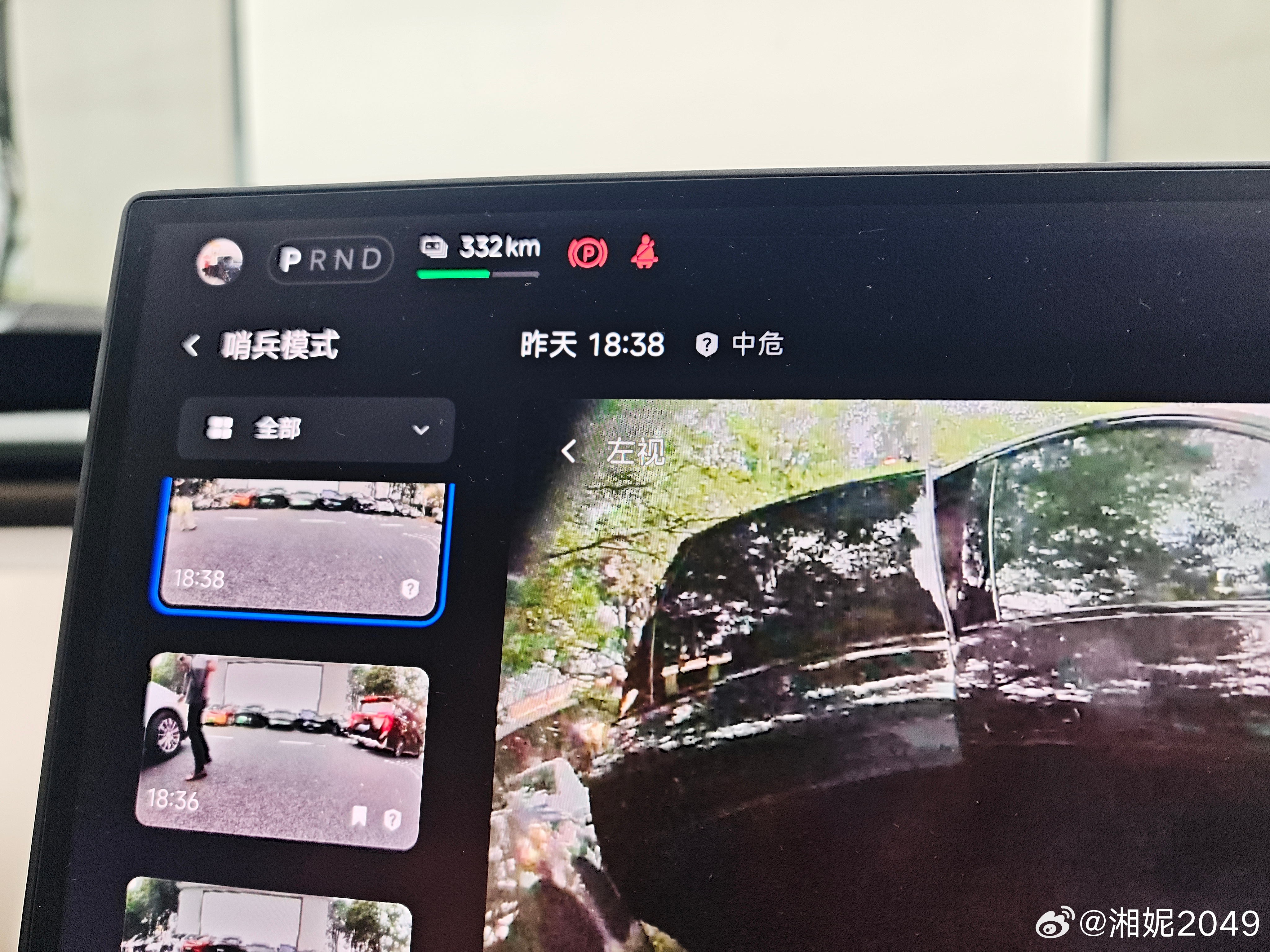 无语死了，在停车场停的好好的被开门杀了🙄重点是这女生一点觉悟都没有，没事人一样