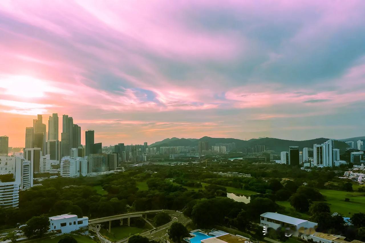 黄昏时分，城市与自然完美融合，天际线绚烂如画。城市轮廓在鎏金晚霞里渐次温柔。林立