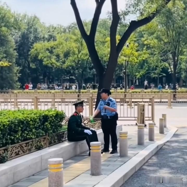 太不容易了，我们的人民子弟兵！9月3日阅兵现场，一名执勤战士中暑摔倒在马路上，路