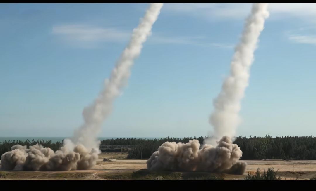 美军集结了两艘航母打击群在波斯湾周围，一副兵临城下的态势。
    特朗普说要对