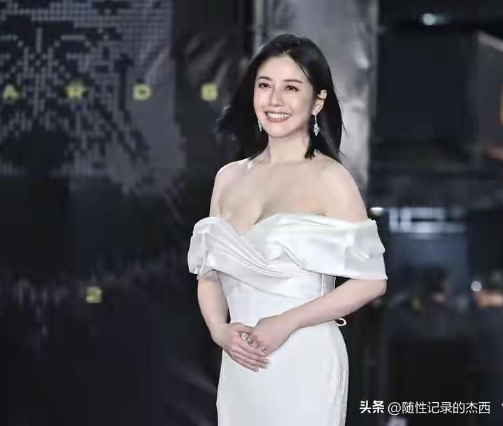 这位留着齐肩短发的美女长得实在是太好看了，这样的笑容看起来好治愈，笑起来好像会温