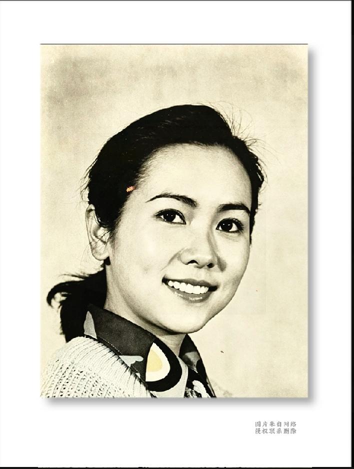 80年代国民女神，真实人生远比剧本励志

一张充满年代感的老照片，定格了八十年代