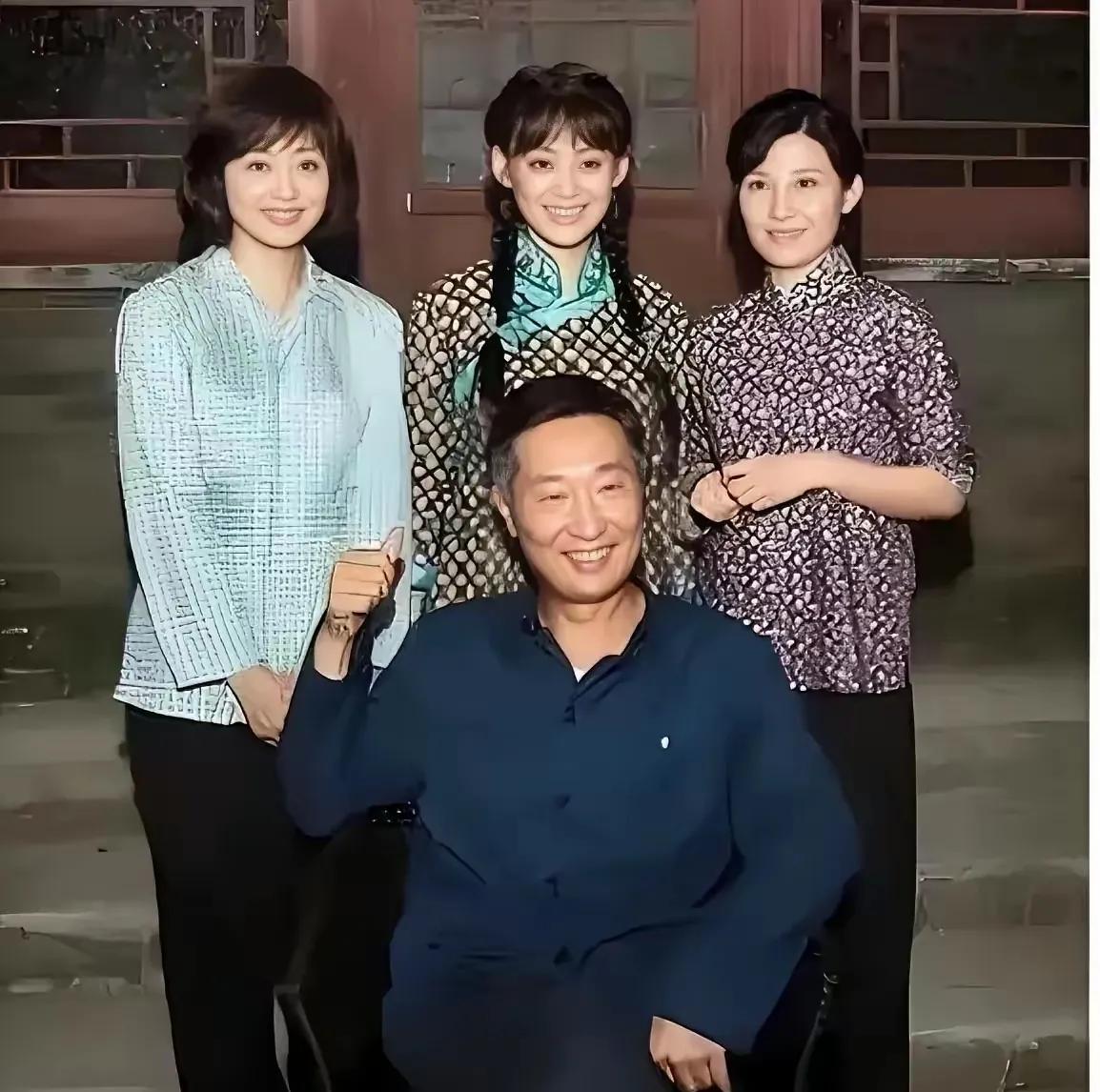 他的背后站着三个女人，妻子没火，中间那个却火了。带着老婆一起拍戏不是个好选择，有