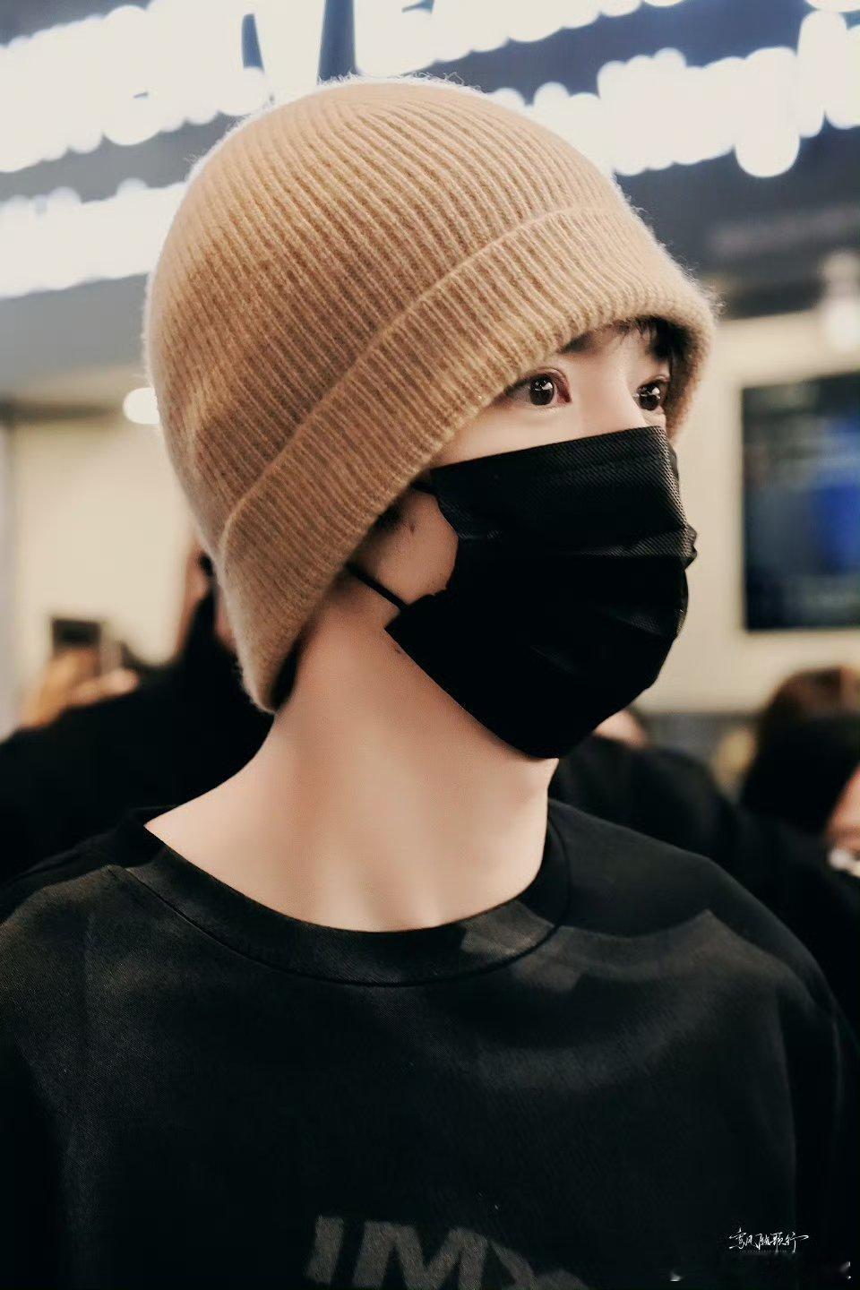 陈哲远抵达马来西亚路透，帅哥 哇塞～好多粉丝们来接陈哲远啦