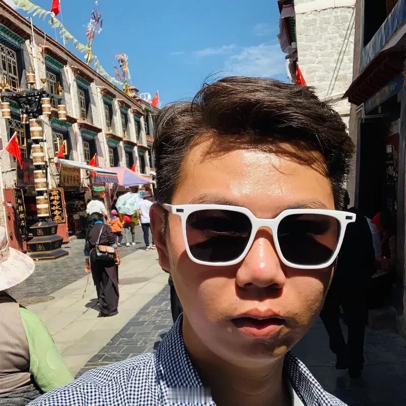 索南丹增，这位来自拉萨的说唱音乐人，就像说唱界的一颗独特星星。他带着拉萨的神秘与